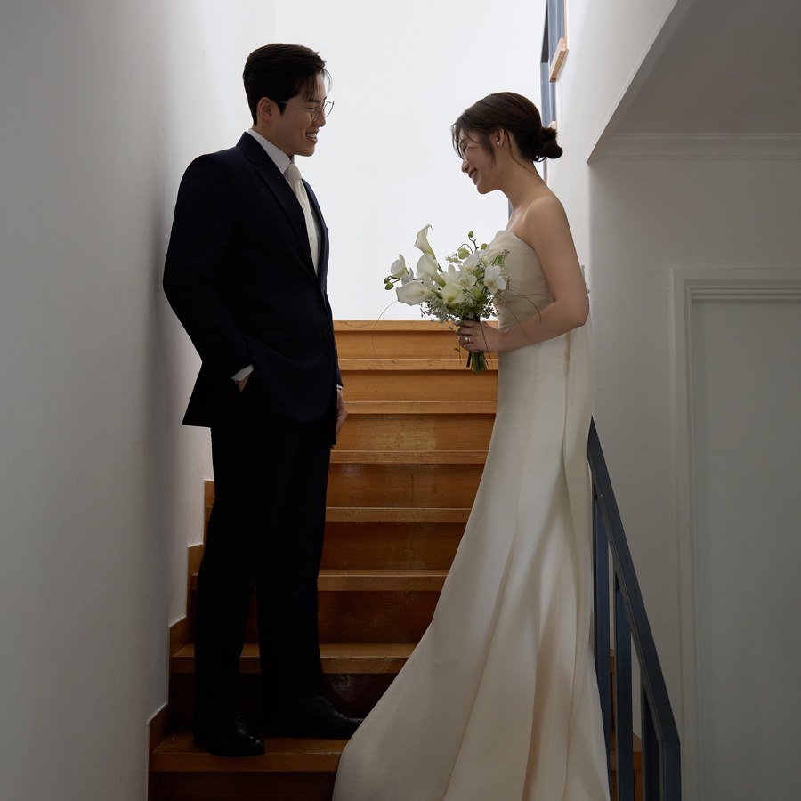 Jake and Lindsey's first look on the stairwell